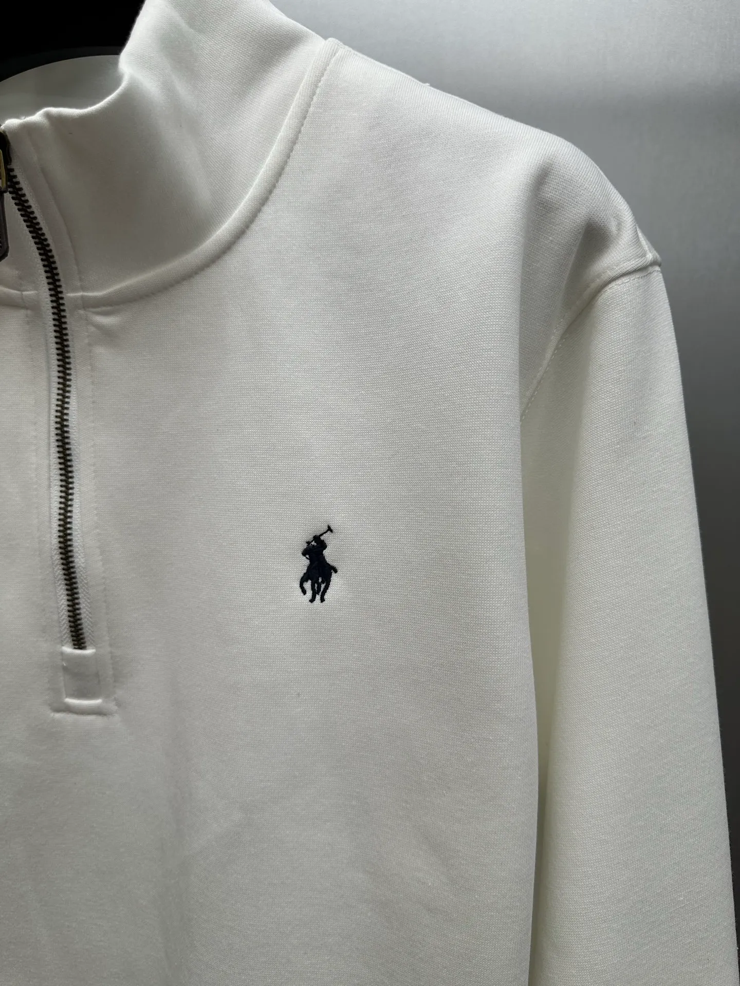 P250 Ralph Lauren/Ralph Lauren classic small logo embroidered turtleneck half-zip sweatshirt, simple and versatile ~ super delicate and soft, close to the body without being tied. Perfectly reflects the brand's sense of superiority. The cut is standard, comfortable to stretch, unrestricted in movement, and highly practical to wear. Classic and simple style, with pony embroidery pattern on the chest, imported machines, three-dimensional and full. Original Polo brass zipper, three-dimensional windproof lapels, taking into account warmth and cool lines, full of coolness, half-open lazy mode. The fit is loose, whether worn alone or layered, you can wear different styles of fashion with just one piece. Color: black, white, gray, brown, navy. Size: S-xL